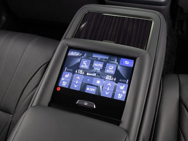 ★後席もＶＩＰ装備！後席センターコンソールの画像です！こちらのお車には、後席にもパワーシートが装備されています！更にオーディオなども後席から操作出来るなど豪華！ゲストに喜んで頂ける装備ですね！