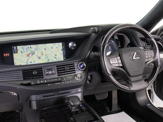 ★使いやすさや安全性を追求したステアリング周り！高級車ゆえにスイッチ類が多いのも特徴ですね！考え尽くされた配置ですぐに使いこなす事が出来ますのでご安心下さい！是非、体感してみて下さい！！