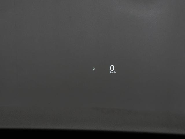 ヘッドアップ・ディスプレイ（ＨＵＤ）現在のスピードや、前方の車線情報など、運転に必要な情報を、目の前のウインドウガラスに表示する機能です。これにより、目線の移動が少なく済み、安全です。