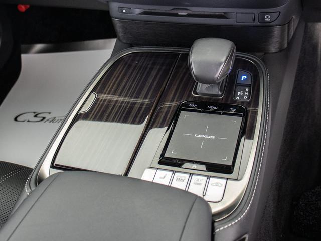 シフト周りです。スッキリとしつつも高級感や操作性を損なわない作りとなって参ります。