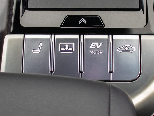 ★使いやすさや安全性を追求したステアリング周り！高級車ゆえにスイッチ類が多いのも特徴ですね！考え尽くされた配置ですぐに使いこなす事が出来ますのでご安心下さい！是非、体感してみて下さい！！