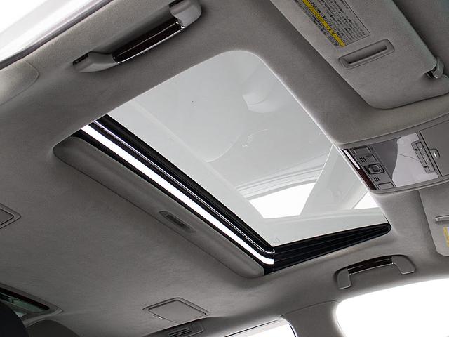 ★人気装備のサンルーフ！様々なドライブシーンで活躍してくれます！！開放感ある車内空間は気持ちがいいですよ！