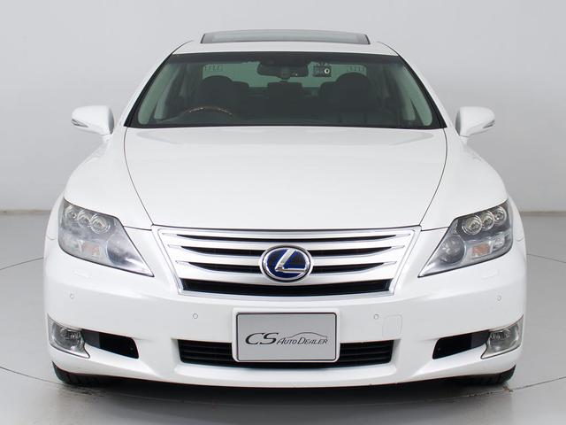 フロントビューの存在感をご覧ください！！ヘッドライトは視界良好のライト、さらにフォグライト搭載。デザイン性も高いのが特権です。