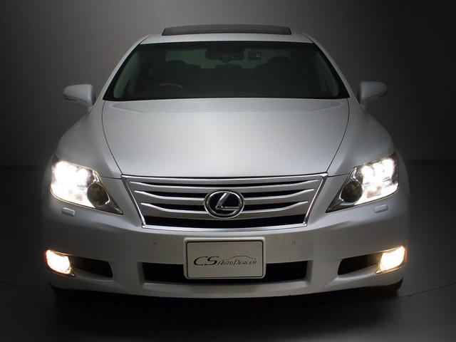 フロントビューの存在感をご覧ください！！ヘッドライトは視界良好のライト、さらにフォグライト搭載。デザイン性も高いのが特権です。