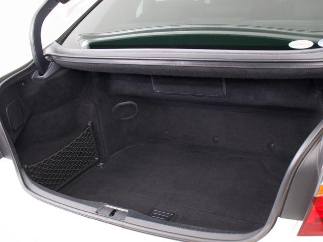 トランクが狭いと思っておりませんか？実際は大容量トランクです！旅行等の長距離ドライブも快適です！また、屋根付きスペースを完備しておりますので、夜間でも、雨でも雪の日だってゆっくりご覧頂けます。