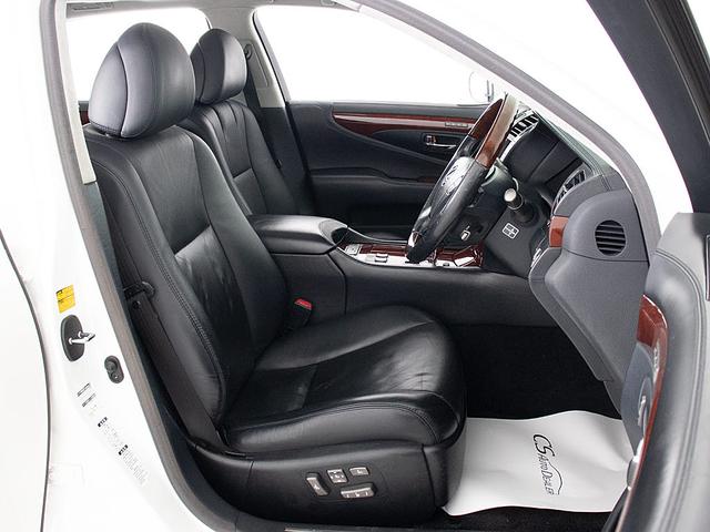 高級感をさらに高める黒本革シート搭載！！今では三大人気装備の一つとなり車内状態もとても良好です。お好みのシートカラー（赤、白、青等々）への変更も可能となります。