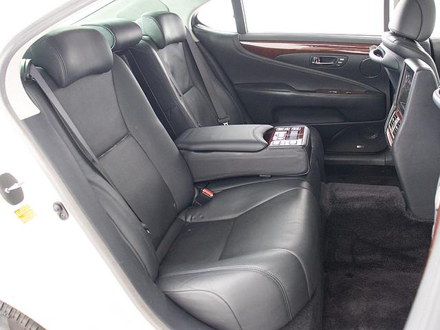 高級感をさらに高めるレザーシート搭載！！エアシート＆シートヒーターも完備しておりますのでオールシーズン快適にご乗車頂けます。
