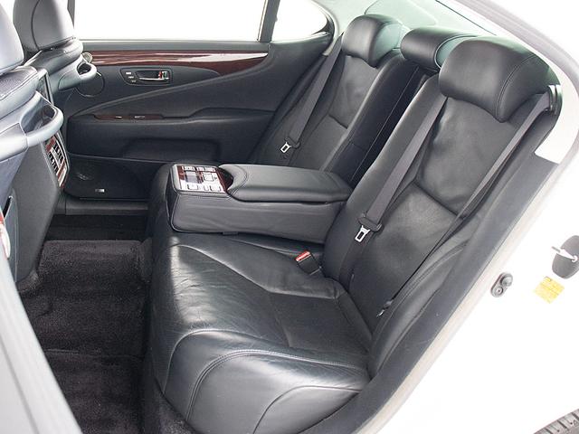 高級感をさらに高めるレザーシート搭載！！エアシート＆シートヒーターも完備しておりますのでオールシーズン快適にご乗車頂けます。