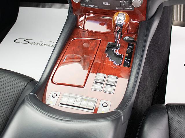 シフト周りです。スッキリとしつつも高級感や操作性を損なわない作りとなって参ります。