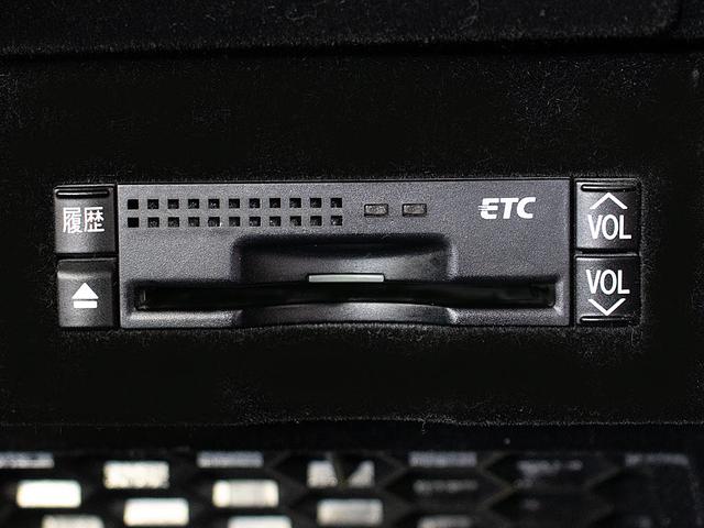 コンソール内一体型のビルトインＥＴＣ装備！見た目の部分も良いですが、ＥＴＣカードの盗難防止になる設置箇所です！料金所の渋滞回避！時間帯・日によって料金の軽減を受けられます！ストレス知らずのドライブ！