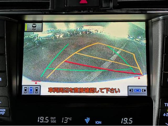 カラーバックカメラが付いています！バックにギアを入れると、後方視界が自動的にマルチ画面に映し出されます！夜も明るく見えますので、すごく便利！！一度使うとカメラ無しには乗りたくない程！
