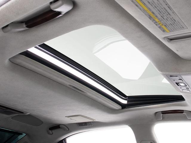 ★人気装備のサンルーフ！様々なドライブシーンで活躍してくれます！！開放感ある車内空間は気持ちがいいですよ！