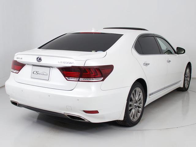 個性的なリアビューで御座います。精悍な佇まいは高級車ならではです。