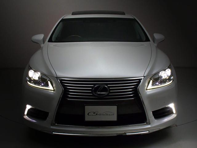 フロントビューの存在感をご覧ください！！ヘッドライトは視界良好のライト、さらにフォグライト搭載。デザイン性も高いのが特権です。