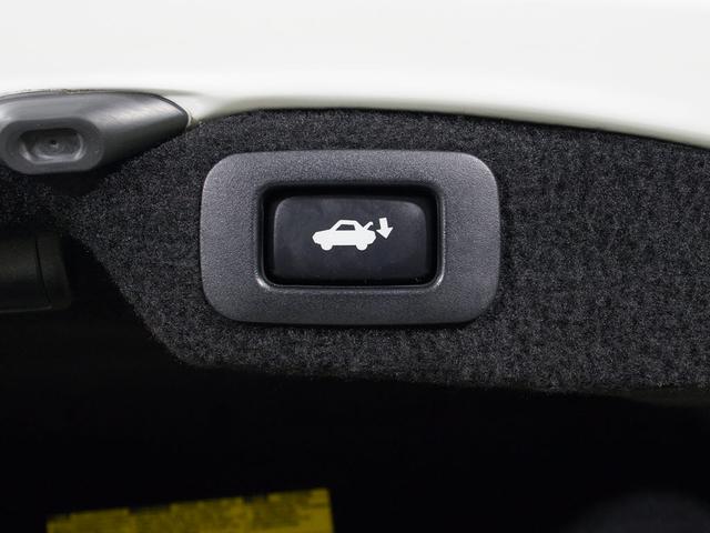 スイッチ操作でトランクリッドの自動開閉が行えます。電子キー本体のワイヤレス機能や運転席のスイッチからでもオープン操作が可能です！高級車ならではの快適装備です！！