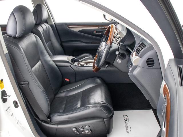 高級感をさらに高める黒本革シート搭載！！今では三大人気装備の一つとなり車内状態もとても良好です。お好みのシートカラー（赤、白、青等々）への変更も可能となります。