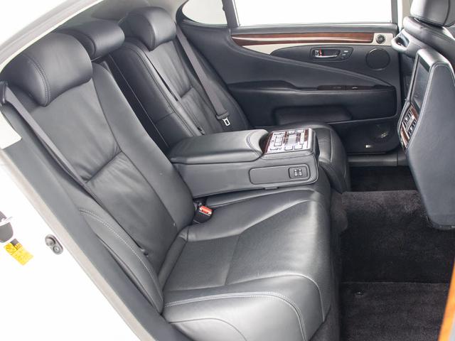 高級感をさらに高める黒本革シート搭載！！今では三大人気装備の一つとなり車内状態もとても良好です。お好みのシートカラー（赤、白、青等々）への変更も可能となります。