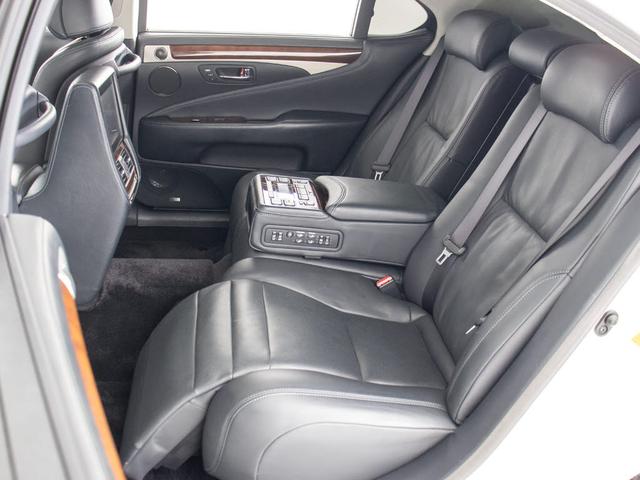 オットマン搭載！！足を伸ばしても当たらない？？そんな快適特別空間です！！車内状態良好な１台で御座います！！