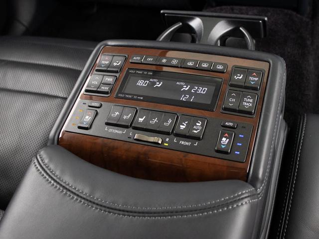 ★後席もＶＩＰ装備！後席センターコンソールの画像です！こちらのお車には、後席にもパワーシートが装備されています！更にオーディオなども後席から操作出来るなど豪華！ゲストに喜んで頂ける装備ですね！