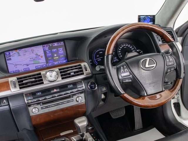 ★使いやすさや安全性を追求したステアリング周り！高級車ゆえにスイッチ類が多いのも特徴ですね！考え尽くされた配置ですぐに使いこなす事が出来ますのでご安心下さい！是非、体感してみて下さい！！