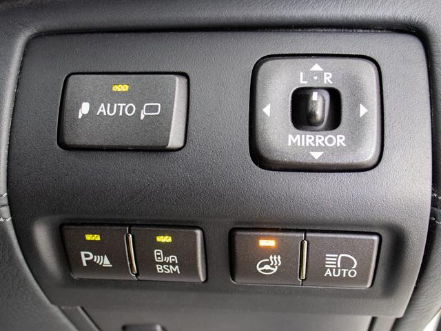 ★使いやすさや安全性を追求したステアリング周り！高級車ゆえにスイッチ類が多いのも特徴ですね！考え尽くされた配置ですぐに使いこなす事が出来ますのでご安心下さい！是非、体感してみて下さい！！