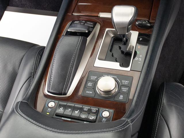シフト周りです。スッキリとしつつも高級感や操作性を損なわない作りとなって参ります。