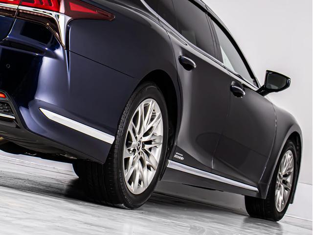 LS LS500h バージョンL (ワンオーナー)(禁煙車)(4WD)(黒本革シート)(記録簿12枚)(レクサスセーフティシステム+A)パノラミックビュー ハンズフリーパワートランク デジタルインナーミラー シーケンシャルウィンカー(23枚目)