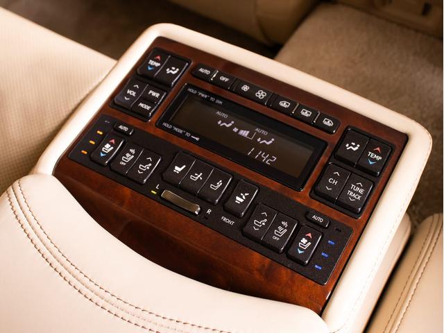 LS LS600h バージョンL (マークレビンソン)(サンルーフ)(本革シート)(4WD)(衝突軽減ブレーキ)レーダークルーズ 踏み間違い防止機能 連眼LEDヘッドライト アイボリー本革 クリアランスソナー イージークローザー(9枚目)