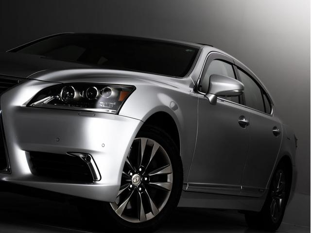 LS LS600h バージョンL (マークレビンソン)(サンルーフ)(本革シート)(4WD)(衝突軽減ブレーキ)レーダークルーズ 踏み間違い防止機能 連眼LEDヘッドライト アイボリー本革 クリアランスソナー イージークローザー(26枚目)