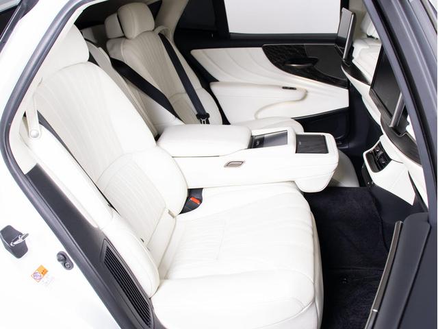 LS LS500h エグゼクティブ 後期型(禁煙車)(サンルーフ)(マークレビンソン)(リヤモニター)(レクサスセーフティシステム+A)(白本革シート)デジタルインナーミラー ハンズフリーパワートランク シーケンシャルウィンカー(45枚目)