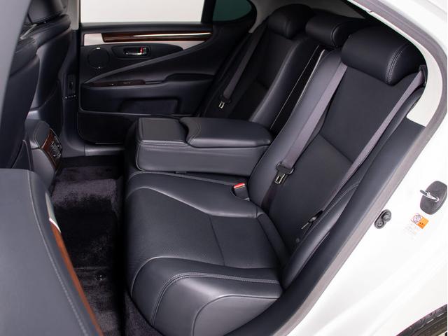 LS LS460 バージョンC Iパッケージ 後期型(サンルーフ)(黒本革シート)(3連眼LEDヘッドライト)(全画面SDマルチナビ)(点検記録簿20枚)デイライト 助手席オットマン ブルーレイ&Bluetooth対応 アルカンターラルーフ(7枚目)