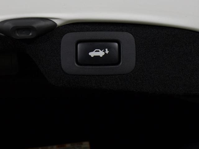 LS LS600h バージョンL (整備点検記録簿11枚)(サンルーフ)(マークレビンソン)(レーダークルーズC)(BSM)(黒本革シート)(三眼LEDヘッドライト)(後席コントロールパネル)(4WD)(シートヒーター)(エアシート)(22枚目)