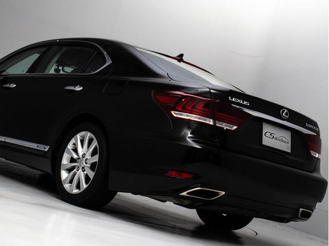 LS LS600hL エグゼクティブパッケージ 後期型(サンルーフ)(マークレビンソン)(リヤエンターモニター)(黒本革シート)(衝突軽減ブレーキ)(踏み間違い防止機能)レーダークルーズ 5人乗り BSM パワートランク 3連眼LEDヘッドライト(32枚目)
