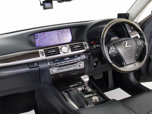 LS LS600hL エグゼクティブパッケージ 後期型(サンルーフ)(マークレビンソン)(リヤエンターモニター)(黒本革シート)(衝突軽減ブレーキ)(踏み間違い防止機能)レーダークルーズ 5人乗り BSM パワートランク 3連眼LEDヘッドライト(40枚目)