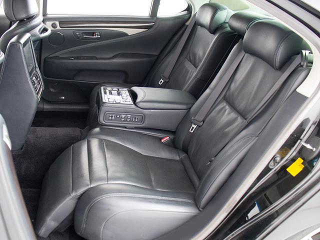 LS LS600hL エグゼクティブパッケージ 後期型(サンルーフ)(マークレビンソン)(リヤエンターモニター)(黒本革シート)(衝突軽減ブレーキ)(踏み間違い防止機能)レーダークルーズ 5人乗り BSM パワートランク 3連眼LEDヘッドライト(43枚目)