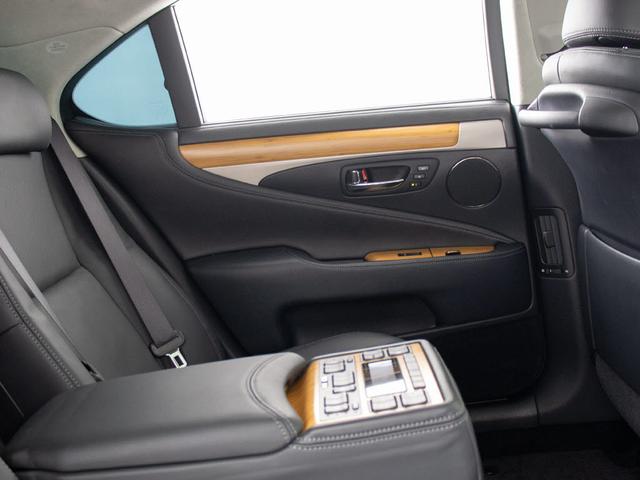 ＬＳ ＬＳ４６０　バージョンＬ　後期型（禁煙車）（マークレビンソン）（サンルーフ）（フルエアロ）（黒本革シート）（点検記録簿１０枚）（連眼ＬＥＤヘッドライト）パワートランク　デイライト　後席ＶＩＰ　ＨＤＤマルチ　クリアランスソナー（39枚目）