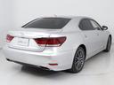 個性的なリアビューで御座います。精悍な佇まいは高級車ならではです。