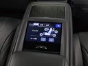 ★後席もVIP装備!後席センターコンソールの画像です!こちらのお車には、後席にもパワーシートが装備されています!更にオーディオなども後席から操作出来るなど豪華!ゲストに喜んで頂ける装備ですね!