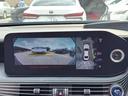 パノラミックビューモニターを装備!上から車両を見下ろしたような映像をナビ画面に表示できます。車両前後左右に搭載した4つのカメラ映像を継ぎ目なく合成!目視では見えない部分もリアルタイムで見れます。
