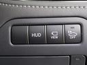 ヘッドアップ・ディスプレイ(HUD)現在のスピードや、前方の車線情報など、運転に必要な情報を、目の前のウインドウガラスに表示する機能です。これにより、目線の移動が少なく済み、安全です。