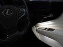 高級感溢れる内装装備はレクサスならではのものです!!シートベンチレーションやBluetooth接続など、快適に過ごせる装備が満載となっております!是非一度ご覧下さい。