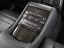 ★後席もVIP装備!後席センターコンソールの画像です!こちらのお車には、後席にもパワーシートが装備されています!更にオーディオなども後席から操作出来るなど豪華!ゲストに喜んで頂ける装備ですね!