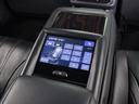 ★後席もＶＩＰ装備！後席センターコンソールの画像です！こちらのお車には、後席にもパワーシートが装備されています！更にオーディオなども後席から操作出来るなど豪華！ゲストに喜んで頂ける装備ですね！
