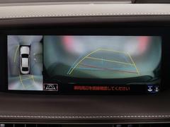 パノラミックビューモニターを装備！上から車両を見下ろしたような映像をナビ画面に表示できます。車両前後左右に搭載した４つのカメラ映像を継ぎ目なく合成！目視では見えない部分もリアルタイムで見れます。 6