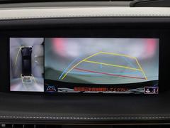 パノラミックビューモニターを装備！上から車両を見下ろしたような映像をナビ画面に表示できます。車両前後左右に搭載した４つのカメラ映像を継ぎ目なく合成！目視では見えない部分もリアルタイムで見れます。 7