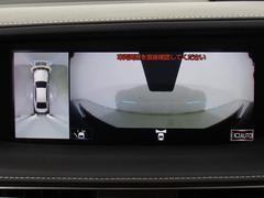 パノラミックビューモニターを装備！上から車両を見下ろしたような映像をナビ画面に表示できます。車両前後左右に搭載した４つのカメラ映像を継ぎ目なく合成！目視では見えない部分もリアルタイムで見れます。 7