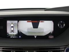パノラミックビューモニターを装備！上から車両を見下ろしたような映像をナビ画面に表示できます。車両前後左右に搭載した４つのカメラ映像を継ぎ目なく合成！目視では見えない部分もリアルタイムで見れます。 4