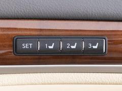スイッチ操作でトランクリッドの自動開閉が行えます。電子キー本体のワイヤレス機能や運転席のスイッチからでもオープン操作が可能です！高級車ならではの快適装備です！！ 7