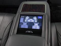 ★後席もＶＩＰ装備！後席センターコンソールの画像です！こちらのお車には、後席にもパワーシートが装備されています！更にオーディオなども後席から操作出来るなど豪華！ゲストに喜んで頂ける装備ですね！ 5