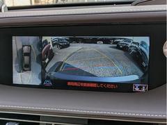 パノラミックビューモニターを装備！上から車両を見下ろしたような映像をナビ画面に表示できます。車両前後左右に搭載した４つのカメラ映像を継ぎ目なく合成！目視では見えない部分もリアルタイムで見れます。 5